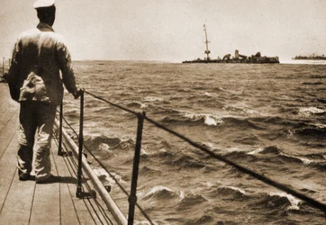 Blick auf das gestrandete Kriegsschiff der Kaiserlichen Deutschen Marine Emden vom Achterdeck der H.M.A.S. Sydney, 10. November 1914